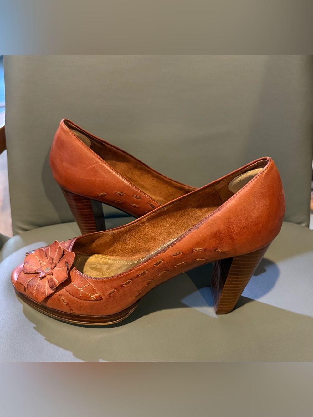 Leather Women's Rust Brown Flower Leather Heeled Pumps Size 11